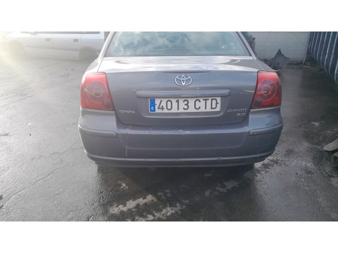 PUERTA DELANTERA DERECHA TOYOTA AVENSIS 2004