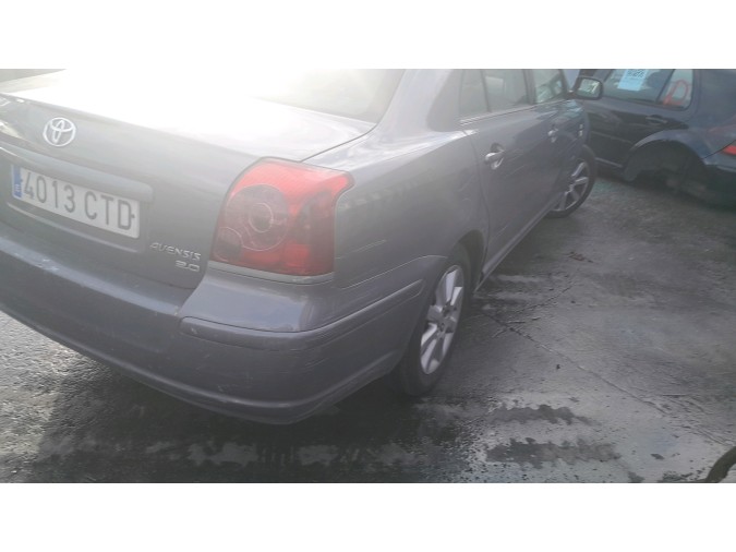 PUERTA DELANTERA DERECHA TOYOTA AVENSIS 2004