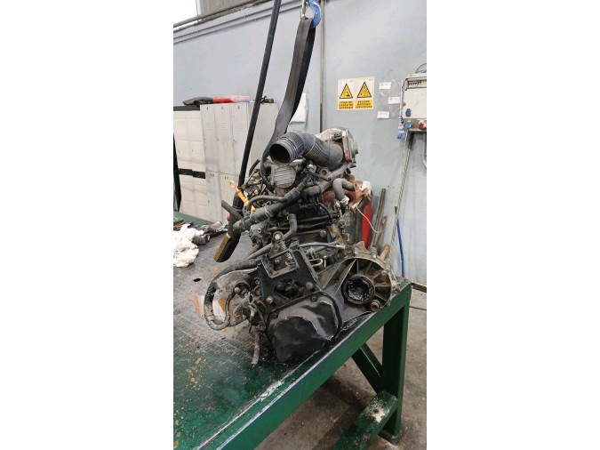 MOTOR CON ACCESORIOS Y CAJA DE CAMBIOS 