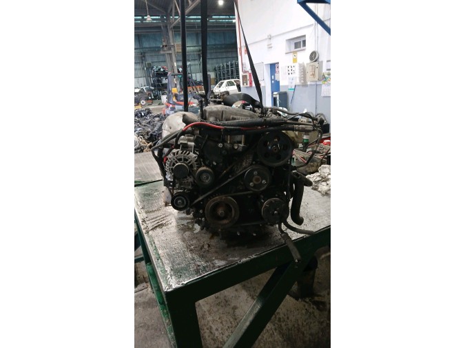 MOTOR CON ACCESORIOS Y CAJA DE CAMBIOS 