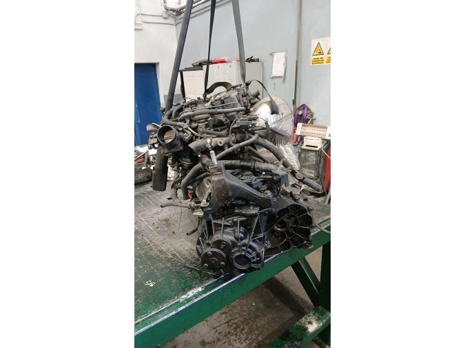 MOTOR CON ACCESORIOS Y CAJA DE CAMBIOS 