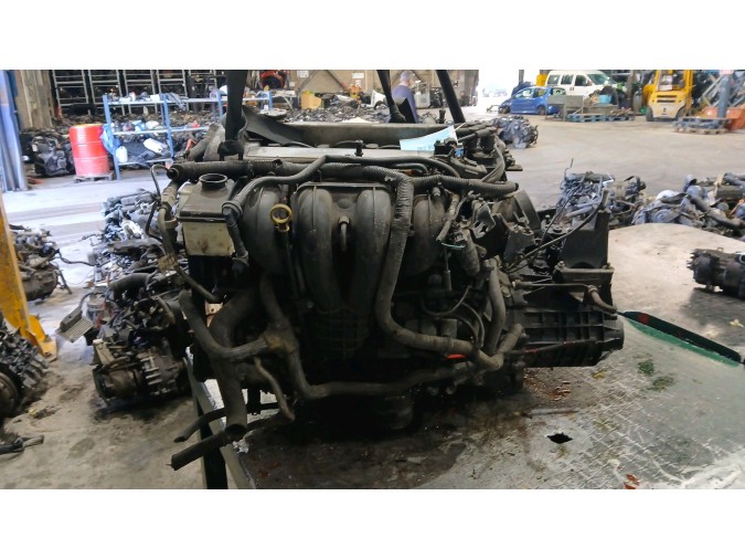 MOTOR CON ACCESORIOS Y CAJA DE CAMBIOS 