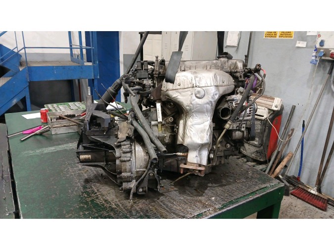 MOTOR CON ACCESORIOS Y CAJA DE CAMBIOS 