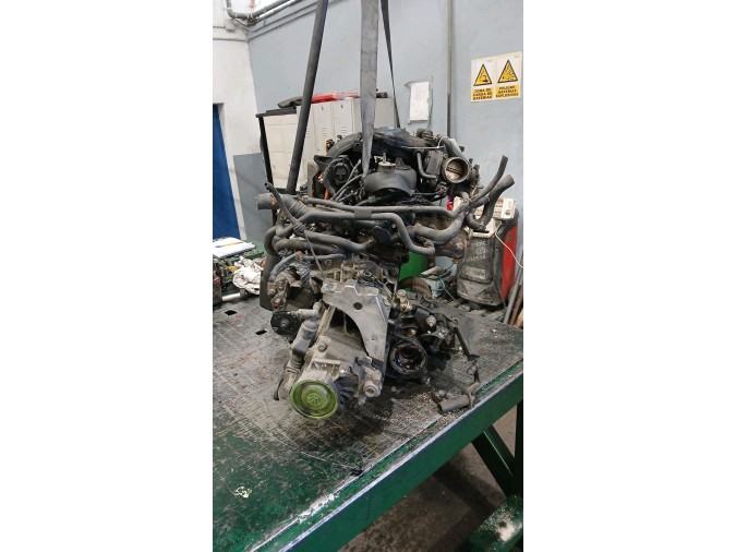 MOTOR CON ACCESORIOS Y CAJA DE CAMBIOS 