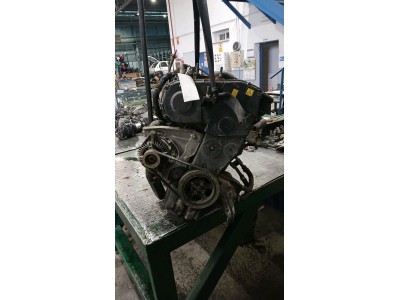 MOTOR CON ACCESORIOS Y CAJA DE CAMBIOS 