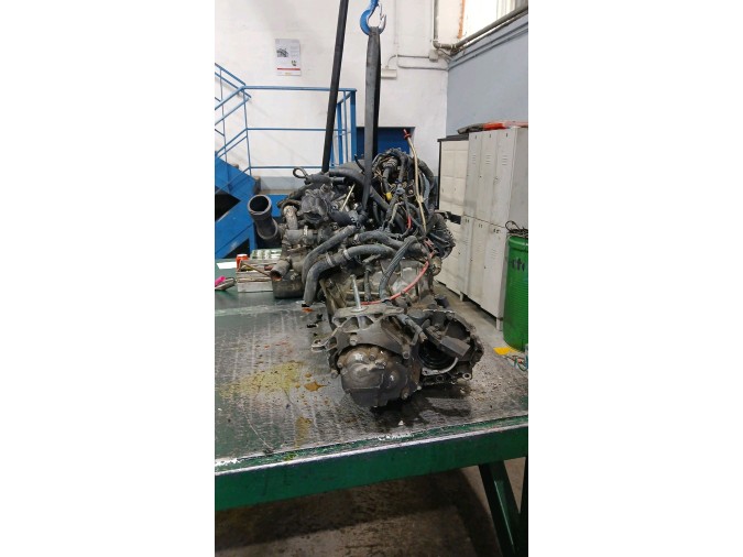 MOTOR CON ACCESORIOS Y CAJA DE CAMBIOS 