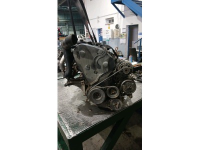 MOTOR CON ACCESORIOS Y CAJA DE CAMBIOS 