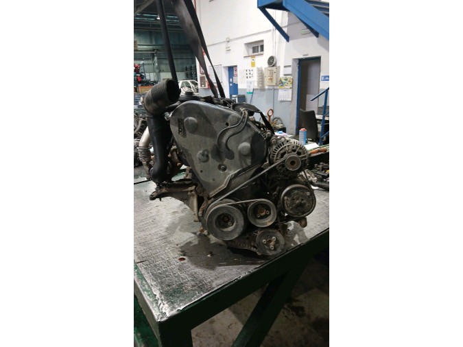 MOTOR CON ACCESORIOS Y CAJA DE CAMBIOS 