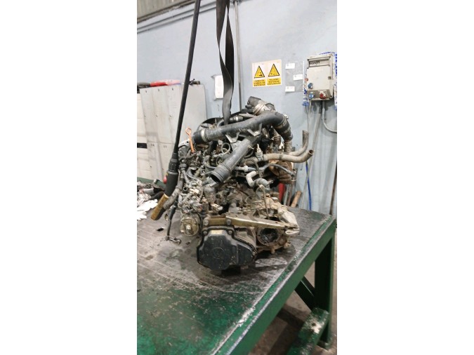 MOTOR CON ACCESORIOS Y CAJA DE CAMBIOS 
