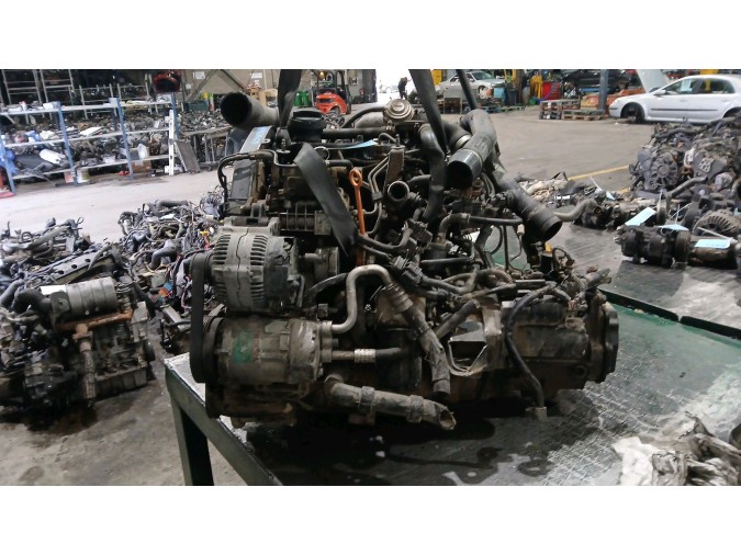 MOTOR CON ACCESORIOS Y CAJA DE CAMBIOS 