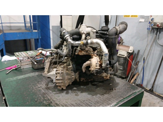 MOTOR CON ACCESORIOS Y CAJA DE CAMBIOS 