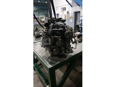 MOTOR CON ACCESORIOS Y CAJA DE CAMBIOS 