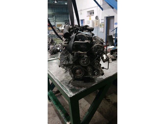 MOTOR CON ACCESORIOS Y CAJA DE CAMBIOS 