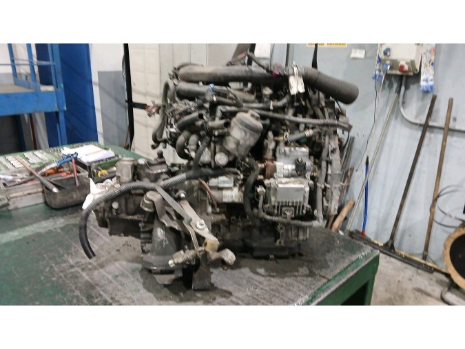 MOTOR CON ACCESORIOS Y CAJA DE CAMBIOS 