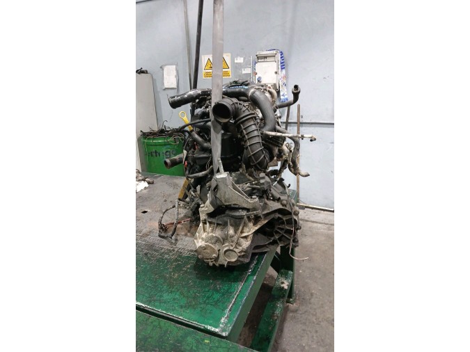 MOTOR CON ACCESORIOS Y CAJA DE CAMBIOS 