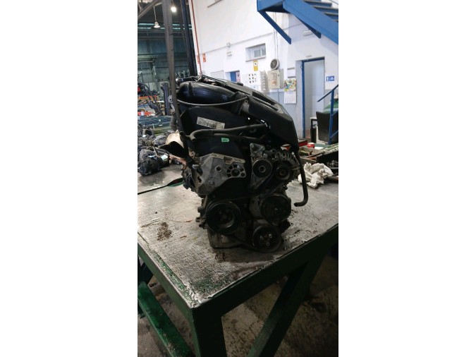 MOTOR CON ACCESORIOS Y CAJA DE CAMBIOS 