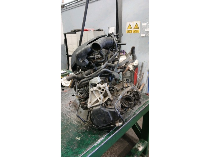 MOTOR CON ACCESORIOS Y CAJA DE CAMBIOS 