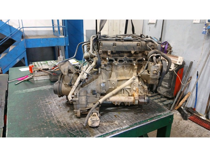 MOTOR CON ACCESORIOS Y CAJA DE CAMBIOS 
