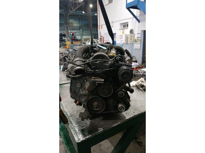 MOTOR CON ACCESORIOS Y CAJA DE CAMBIOS 
