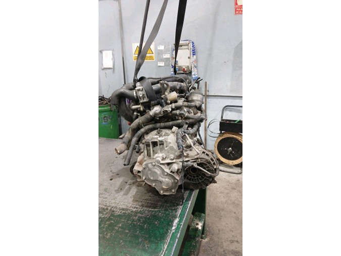 MOTOR CON ACCESORIOS Y CAJA DE CAMBIOS 