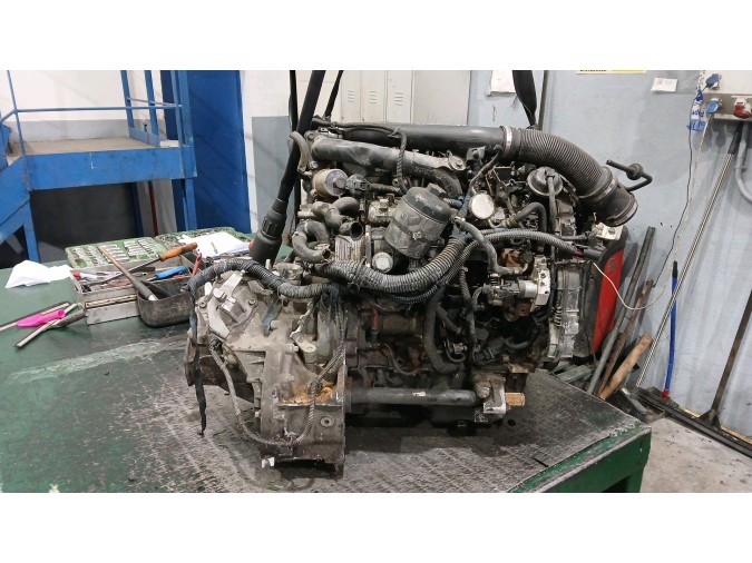 MOTOR CON ACCESORIOS Y CAJA DE CAMBIOS 