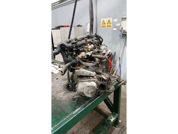 MOTOR CON ACCESORIOS Y CAJA DE CAMBIOS 