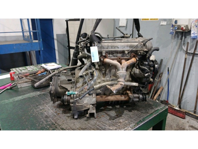 MOTOR CON ACCESORIOS Y CAJA DE CAMBIOS 