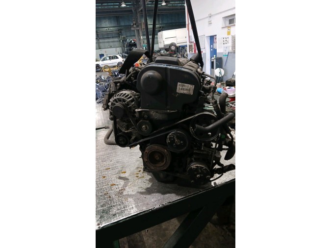 MOTOR CON ACCESORIOS Y CAJA DE CAMBIOS 