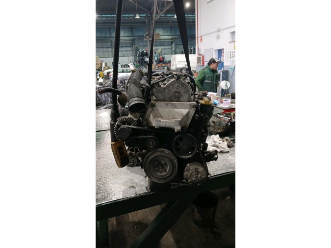 MOTOR CON ACCESORIOS Y CAJA DE CAMBIOS 