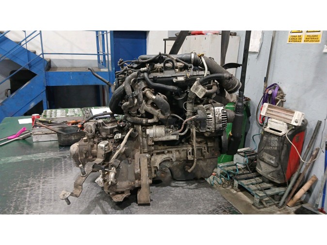 MOTOR CON ACCESORIOS Y CAJA DE CAMBIOS 