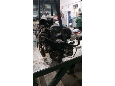 MOTOR CON ACCESORIOS Y CAJA DE CAMBIOS 