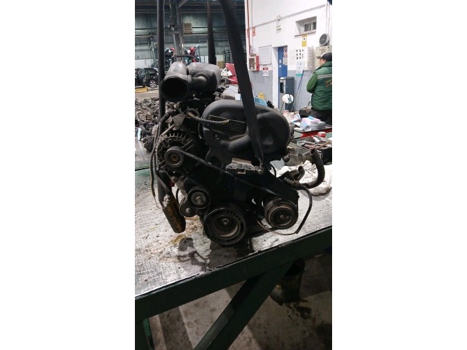 MOTOR CON ACCESORIOS Y CAJA DE CAMBIOS 