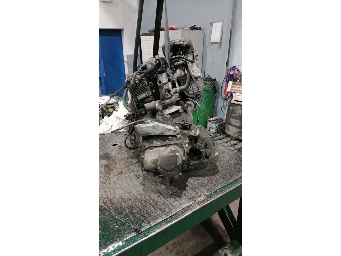 MOTOR CON ACCESORIOS Y CAJA DE CAMBIOS 