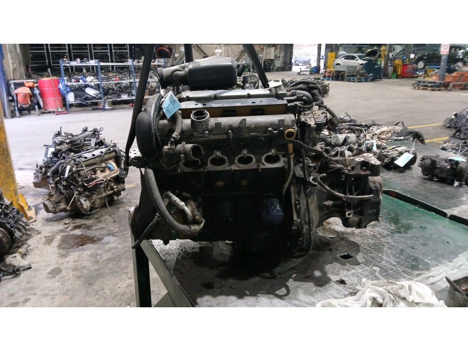 MOTOR CON ACCESORIOS Y CAJA DE CAMBIOS 