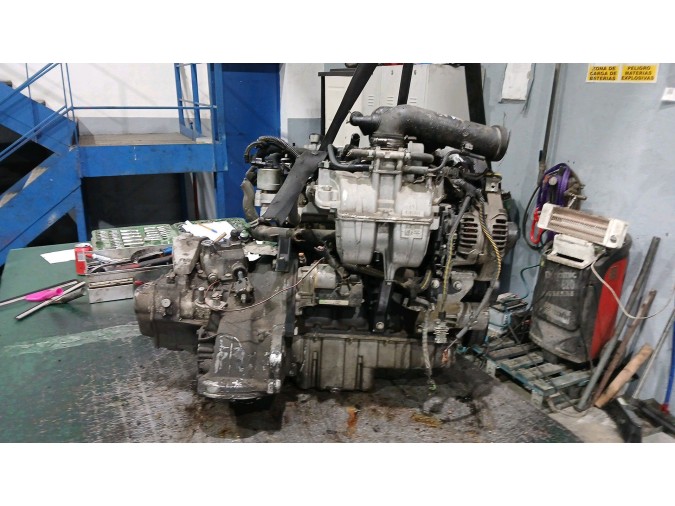 MOTOR CON ACCESORIOS Y CAJA DE CAMBIOS 