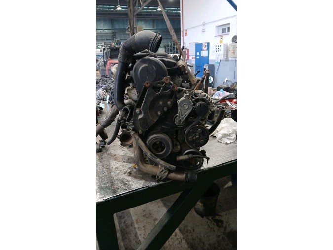 MOTOR CON ACCESORIOS Y CAJA DE CAMBIOS 