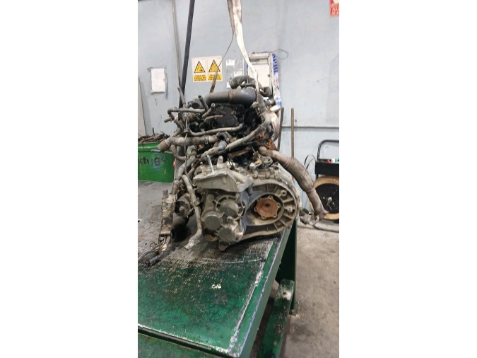 MOTOR CON ACCESORIOS Y CAJA DE CAMBIOS 