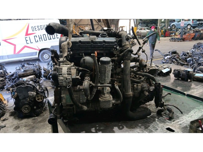 MOTOR CON ACCESORIOS Y CAJA DE CAMBIOS 