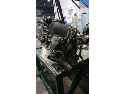 MOTOR CON ACCESORIOS Y CAJA DE CAMBIOS 