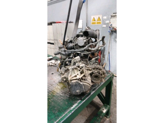 MOTOR CON ACCESORIOS Y CAJA DE CAMBIOS 