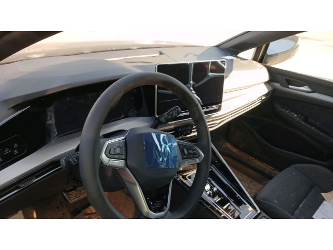VOLKSWAGEN GOLF Año : 2024