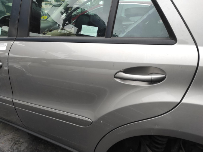 PUERTA TRASERA IZQUIERDA MERCEDES CLASE M GRIS 2006
