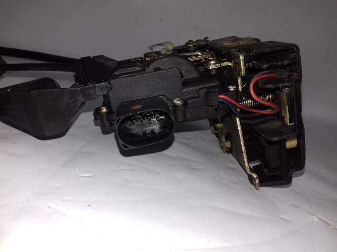 CERRADURA DELANTERA DERECHA VOLKSWAGEN BEETLE 2000