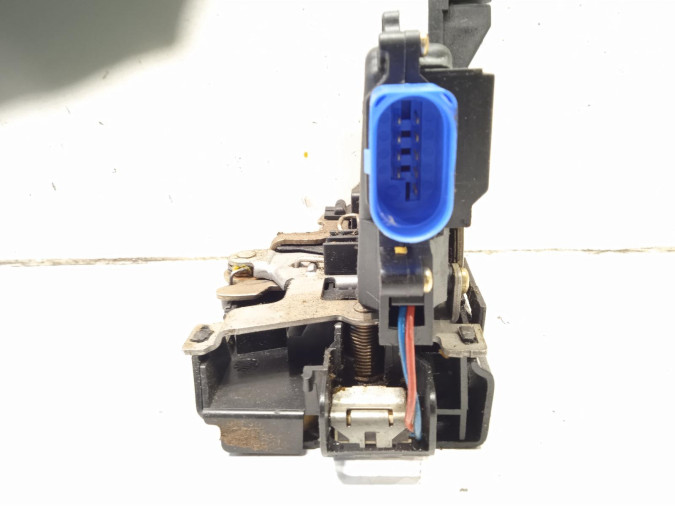 CERRADURA PUERTA DELANTERA DERECHA VOLKSWAGEN GOLF 2004
