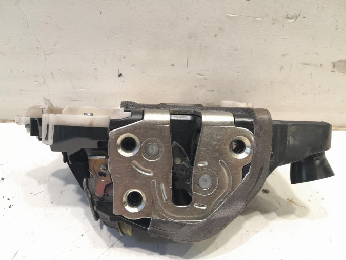 CERRADURA PUERTA DELANTERA DERECHA TOYOTA PRIUS 2015