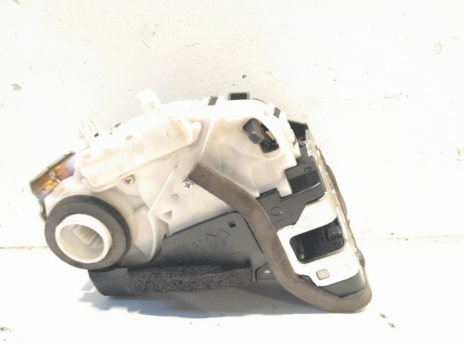 CERRADURA PUERTA TRASERA IZQUIERDA TOYOTA PRIUS 2015