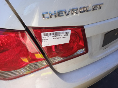 PILOTO TRASERO IZQUIERDO INTERIOR CHEVROLET CRUZE ROJO / BLANCO 40343