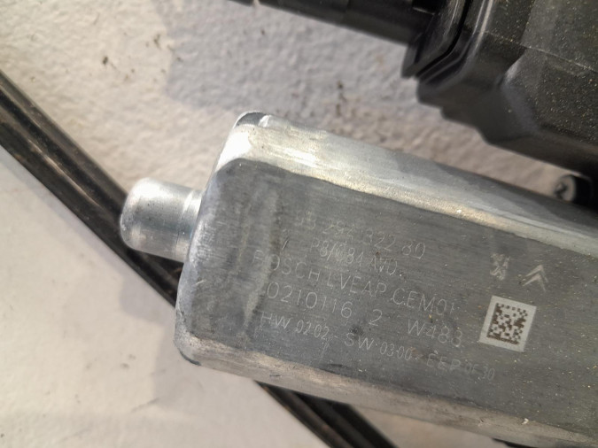 ELEVALUNAS DELANTERO DERECHO PEUGEOT 5008 2021