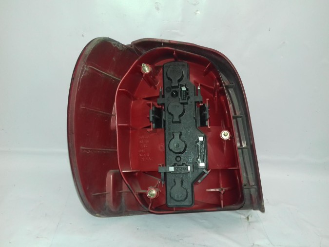 PILOTO TRASERO DERECHO VOLKSWAGEN POLO 2001