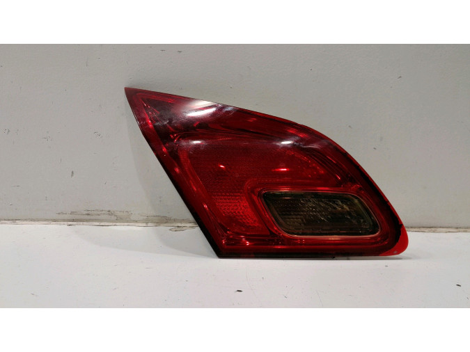 PILOTO TRASERO DERECHO INTERIOR OPEL ASTRA ROJO / FUME 2010